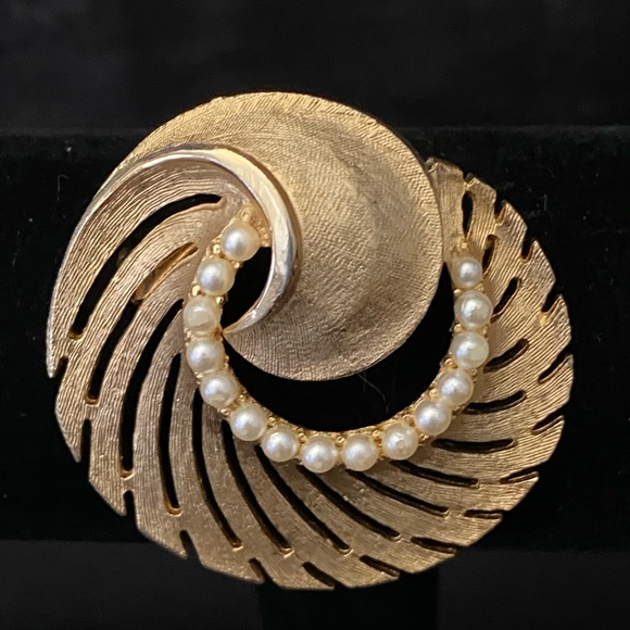Ultra Jewelry - Vintage Ultra gold swirl pearl brooch